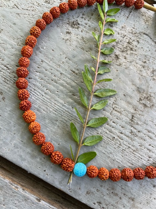 Чокер из рудракши с морозным агатом